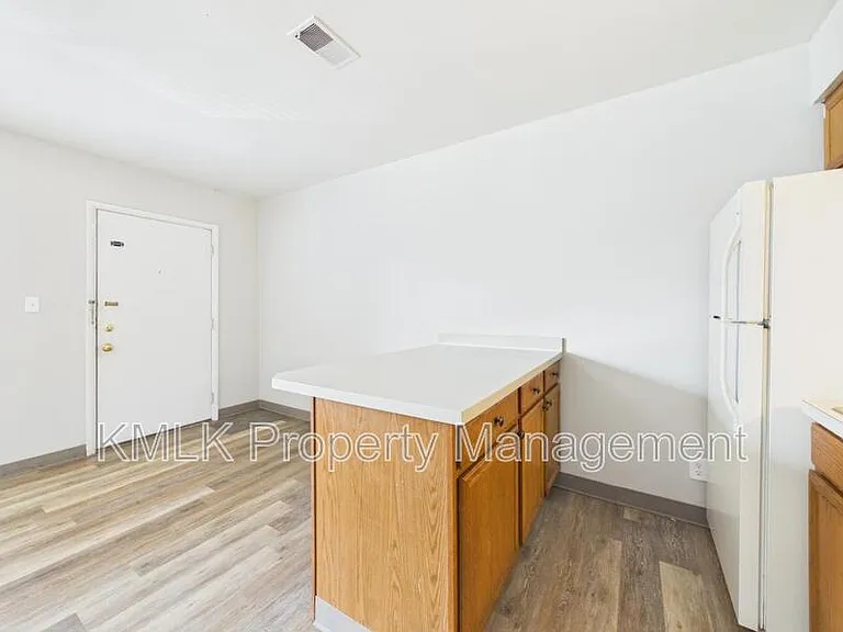 685 Sherman St — Photo 11