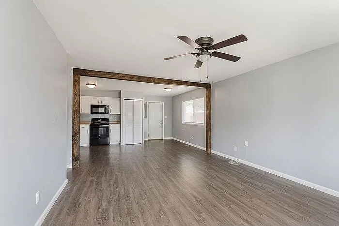 1530 S Drexel Ave — Photo 6
