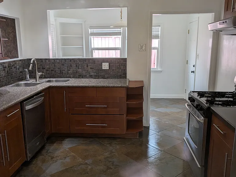 2401 Lomita Verde Dr — Photo 9