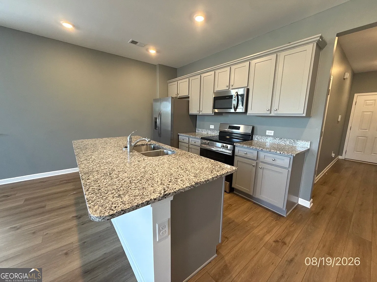 3 bed, 2.5 bath, 1552 sqft, $1,975 — Photo 3