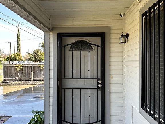 3rd image of 2536 Riverdale Ave