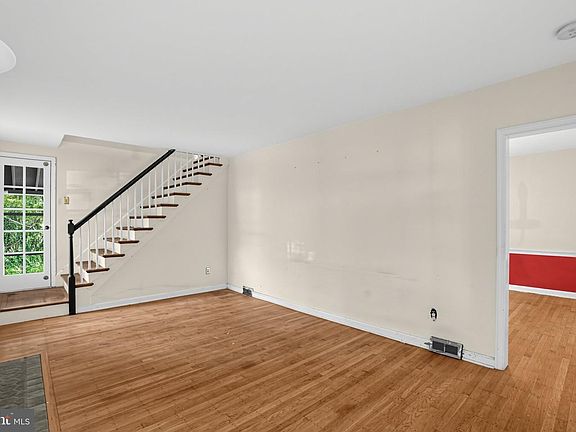 5th image of 807 Woodsdale Rd