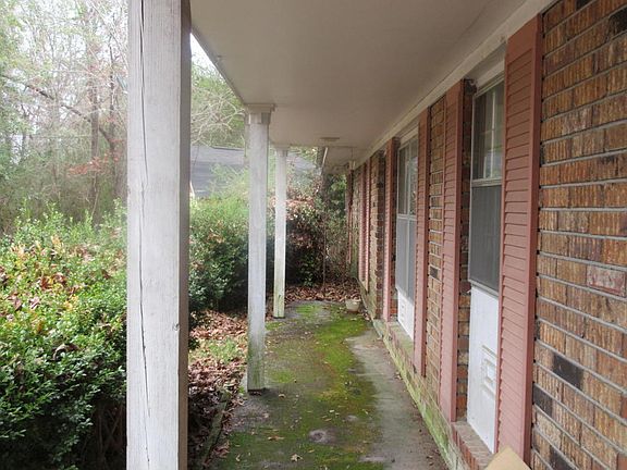 4th image of 10 White Oak Dr