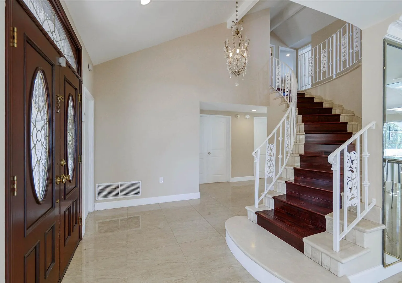 Prestigious Lake Encino Pool Home — Photo 3