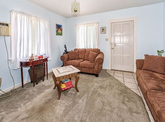 4th image of 2121 Lilac Ln