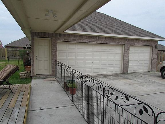  Attached/detached three car garage