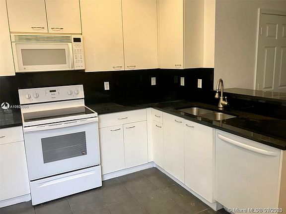 4th image of 4296 Vineyard Cir