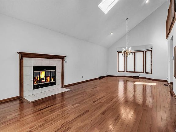 4th image of 34 Silver Thorne Dr