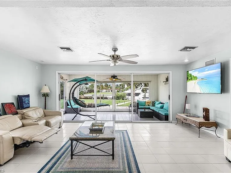 1589 Osprey Ave — Photo 3