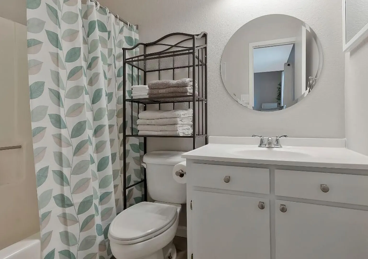 3 bedroom-walk to all! — Photo 2