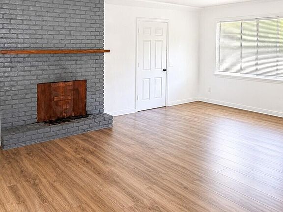 2nd image of 401 3rd Ave NE
