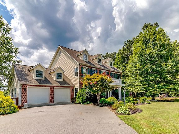 3rd image of 1060 Riverbend Dr