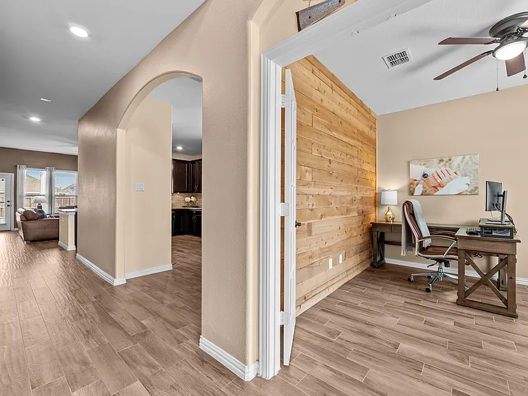 910 Black Hawk Dr — Photo 4