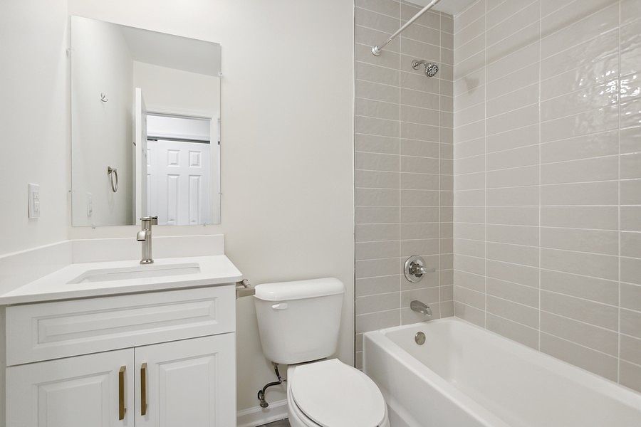 Hallway full bath.