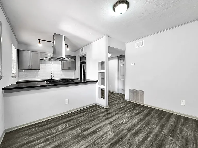 Carrolton Apartments — Photo 16
