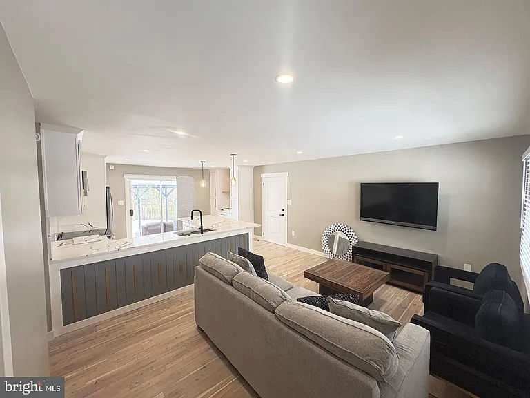 13223 Hawthorn Ln — Photo 3