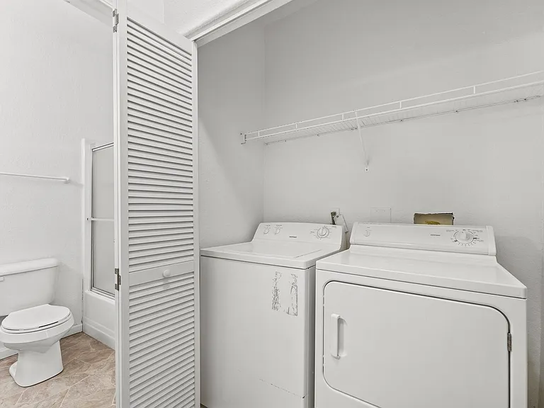 Oasis Apartments — Photo 22