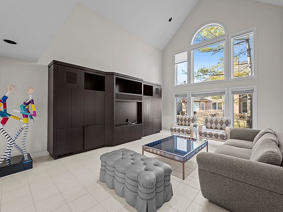 4th image of 556 Rivershire Pl