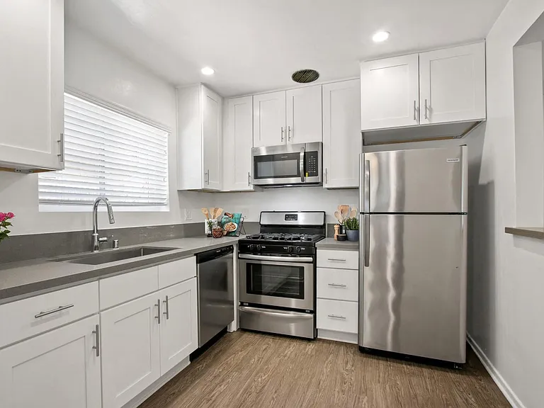 Barrington Avenue Apartment Homes — Photo 10