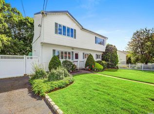 16 Jersey St, Deer Park, NY 11729