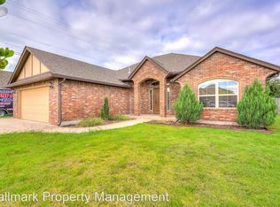 901 Ridgeway Dr, Moore, OK 73160