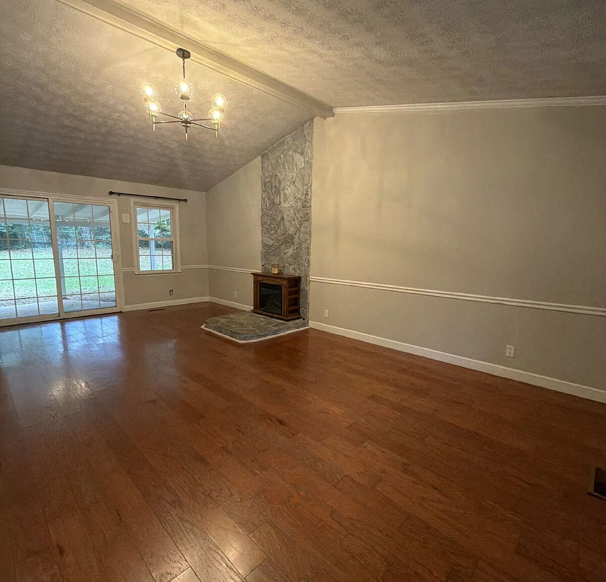 3 bed, 2.0 bath, 1130 sqft, $1,700 — Photo 2