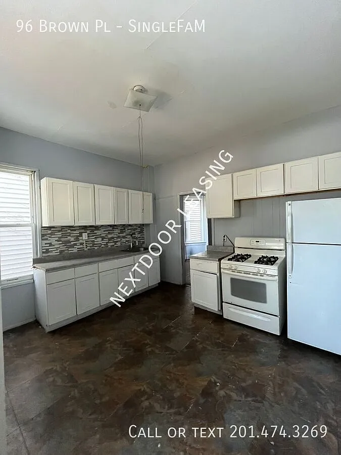 96 Brown Pl — Photo 1