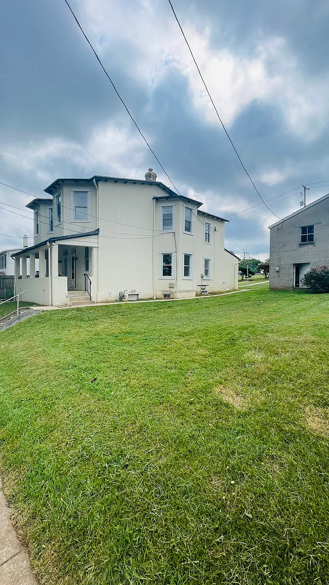 Building Photo - 825 Maple Ave #1