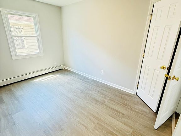 3rd image of 95 Wellesley St Floor 1