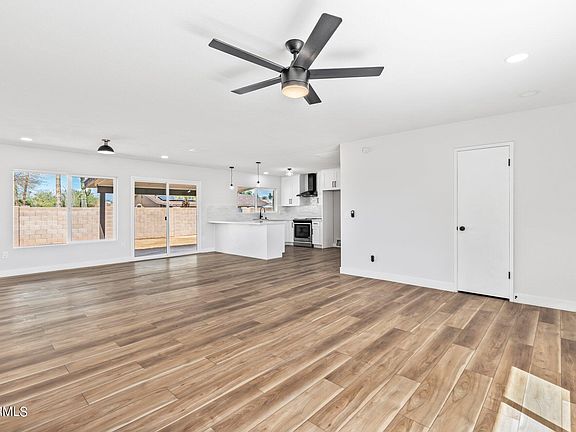 5th image of 1132 W MANHATTON Drive