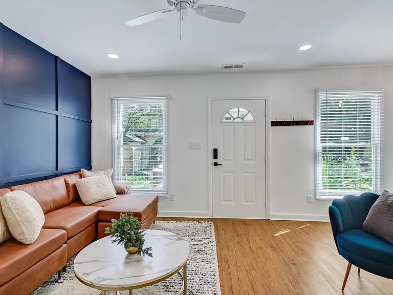 516 E Charlton Ln — Photo 3