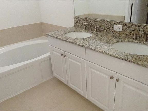 5th image of 635 NE 193rd St