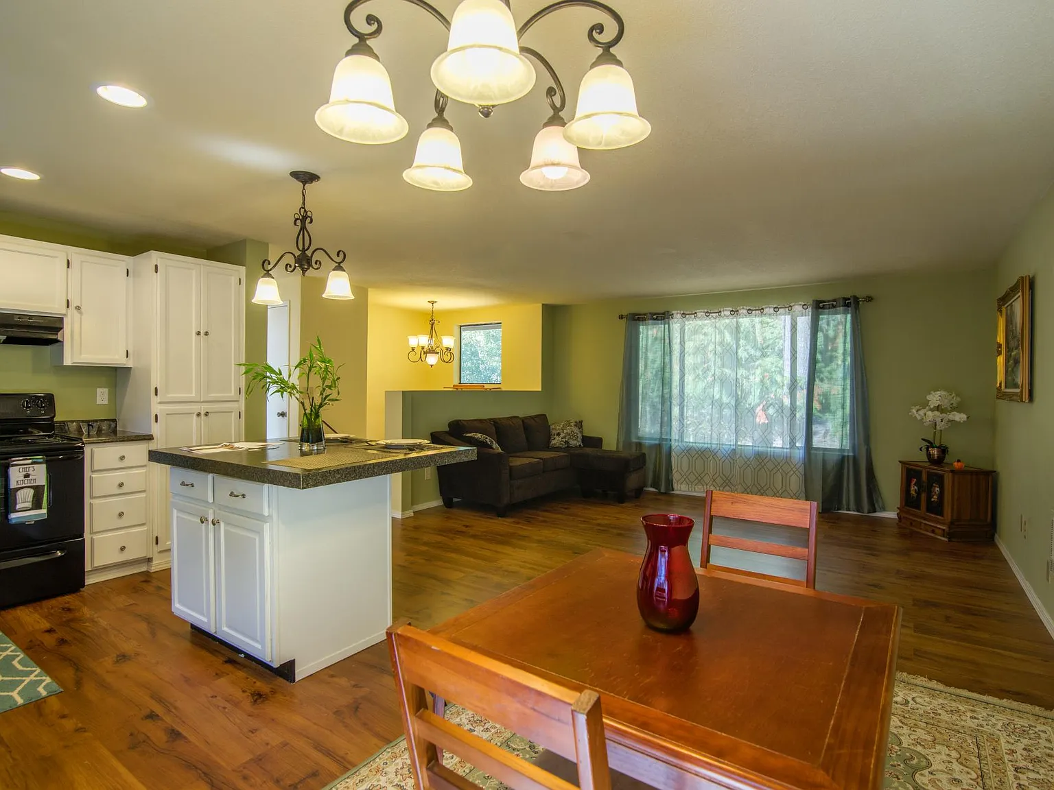 3 bed, 2220 sqft, $2,800 — Photo 3