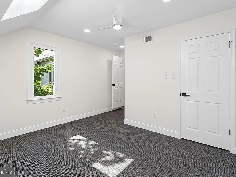 911 Chanticleer — Photo 37