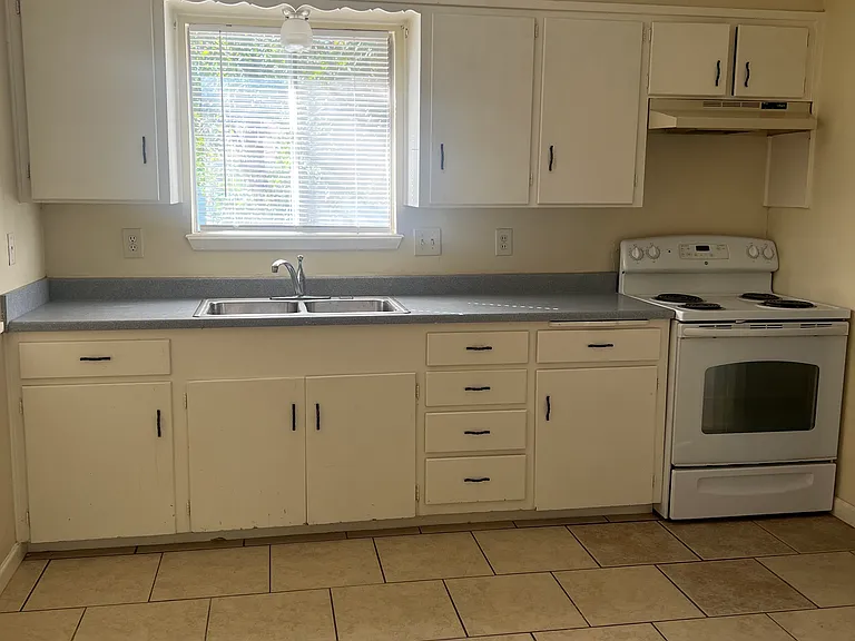 1535 Cleo St — Photo 3