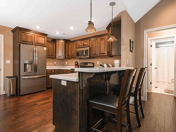 3rd image of 100 Whirlaway Ct