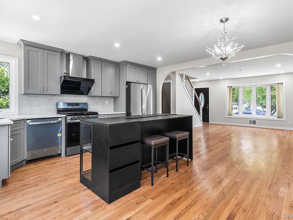 1st image of 906 Stratford Drive