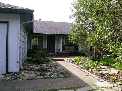145 Harbour Dr photo 1