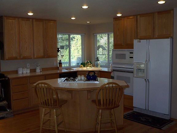Kitchen w/hdwd floors