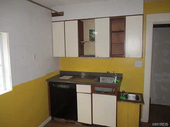 3rd image of 125 Eckhert St