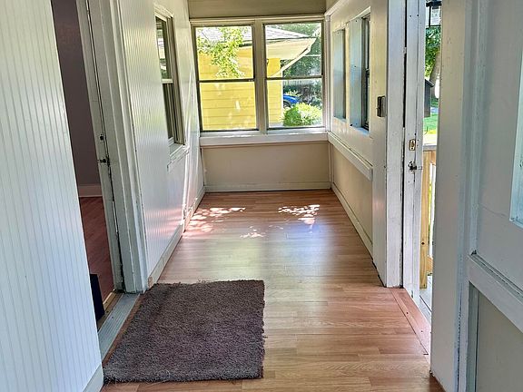 3rd image of 828 W Larch Ave