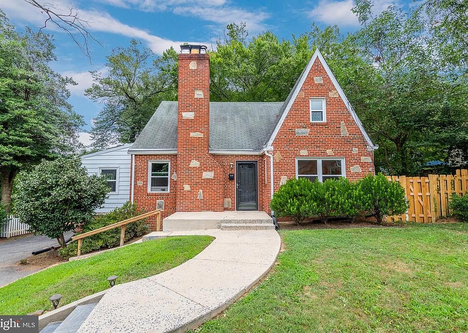 Brick Cape Cod w Stone - Front Face