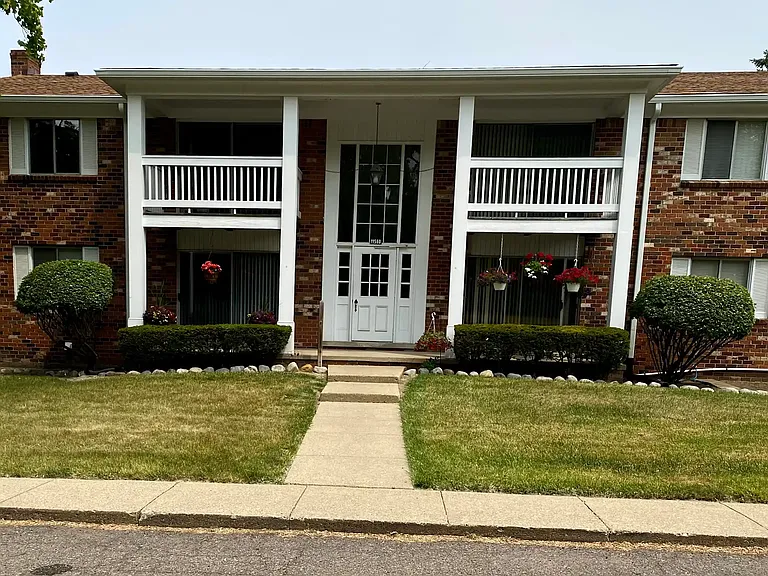 Jamestown Village Apartments — Photo 27