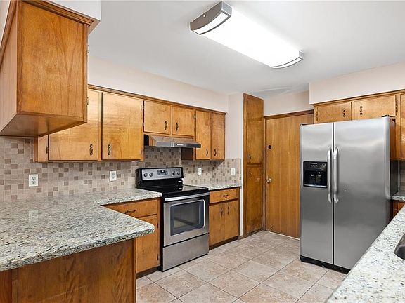4th image of 1919 Ash Cir
