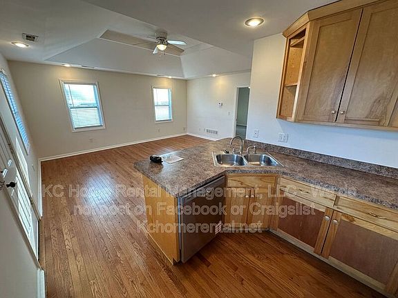 4th image of 1903 W 43rd Pl