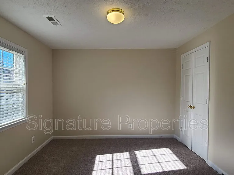 106 Regina Ln — Photo 5