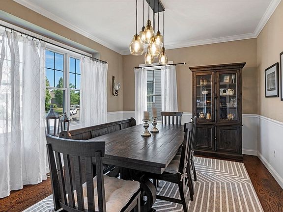 4th image of 17 Osborne Hill Dr