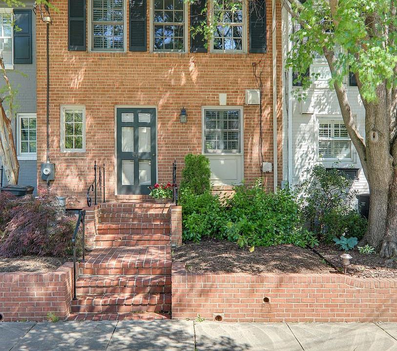 1st image of 812 S Fairfax St