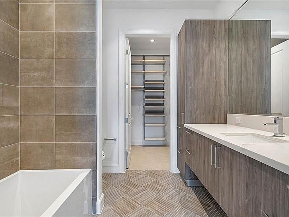 5th image of 1211 Caroline St #1103