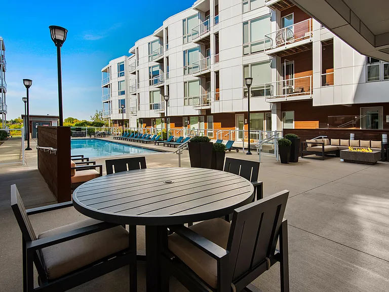 Emerald Row Apartments — Photo 18